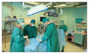 Sie erwähnten die Sicherheit. Es ist wohl eins der wichtigsten Gründe für das Krankenhaus, für den Sie sich entschieden, mit den Fertigsets zu arbeiten?